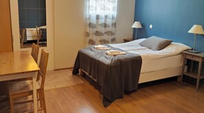 Habitación triple, baño privado | Ropa de cama hipoalergénica, cortinas blackout y wifi gratis