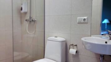Twin Room, Private Bathroom | Bathroom | Shower, free toiletries, hair dryer, towels