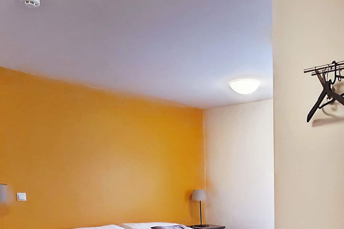 Chambre Double, salle de bains privée | Literie hypoallergénique, rideaux occultants, Wi-Fi gratuit