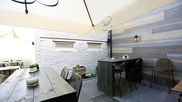 Lunch and dinner served