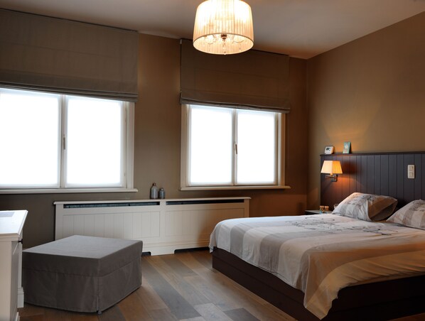 Minibar, coffres-forts dans les chambres, bureau, Wi-Fi gratuit