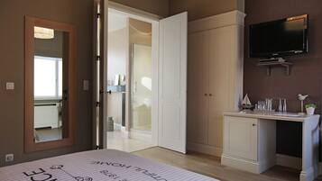 Deluxe Double Room | Minibar, in-room safe, desk, free WiFi