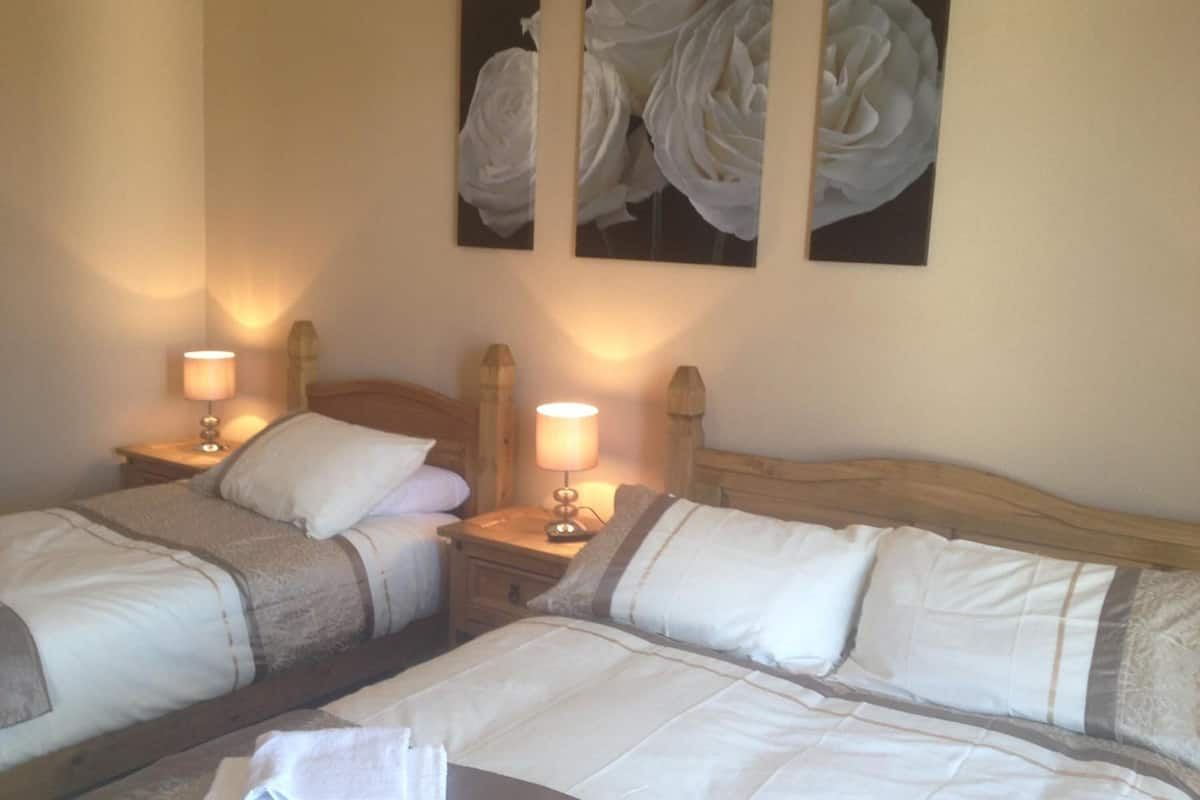 Driepersoonskamer, gemeenschappelijke badkamer | Beddengoed