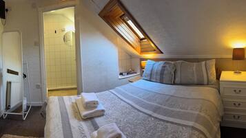 Double Room | Individually decorated, individually furnished, iron/ironing board