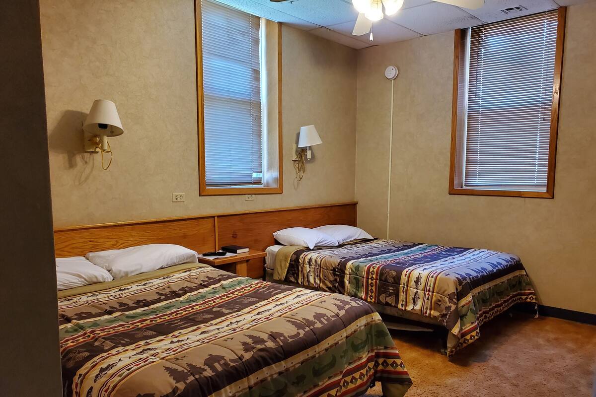 Suíte, 2 camas de casal, acessível | Individualmente decorados, individualmente mobiliados, escrivaninha