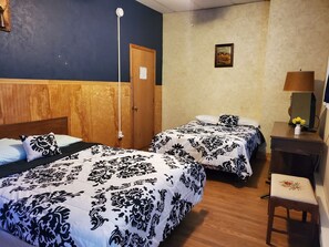 Quarto casal conforto, 2 camas de casal, no piso térreo | Individualmente decorados, individualmente mobiliados, escrivaninha