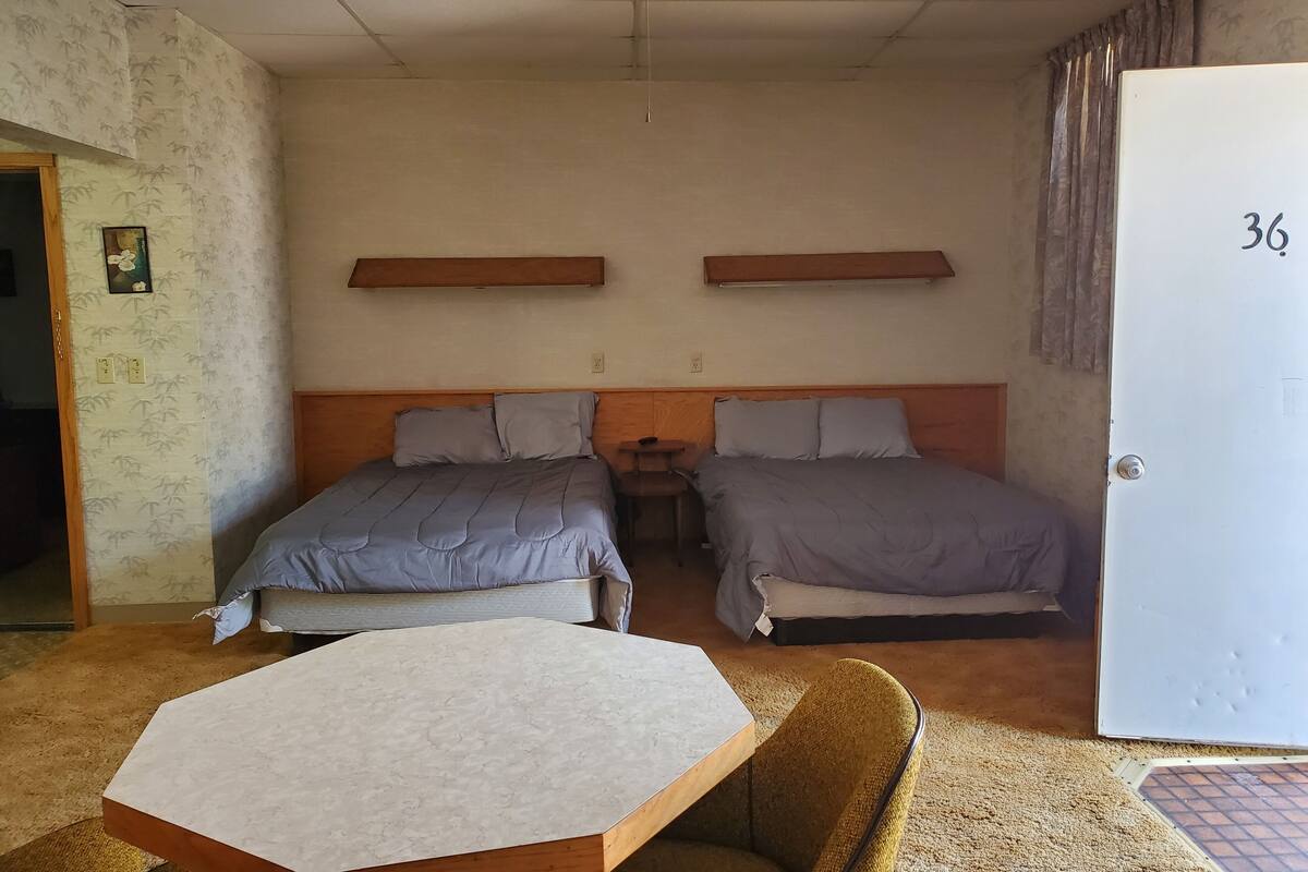 Suíte, 2 camas de casal | Individualmente decorados, individualmente mobiliados, escrivaninha