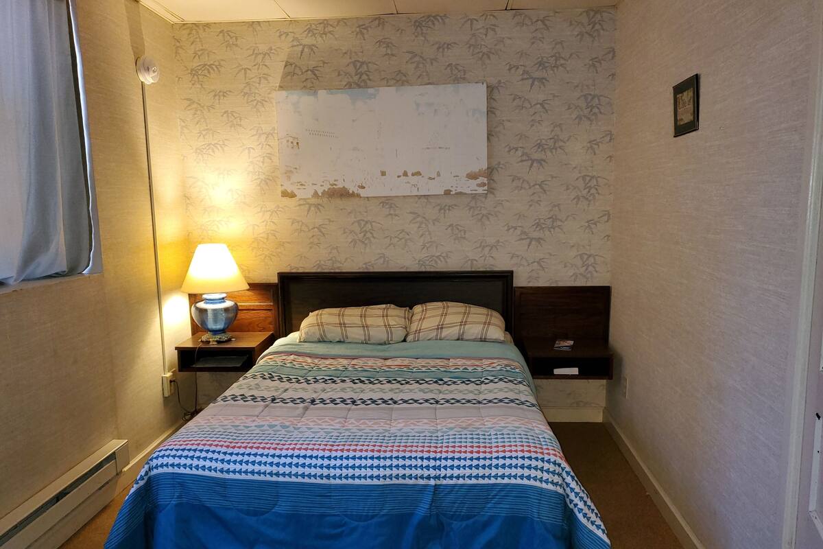 Quarto econômico, 1 cama de casal | Individualmente decorados, individualmente mobiliados, escrivaninha