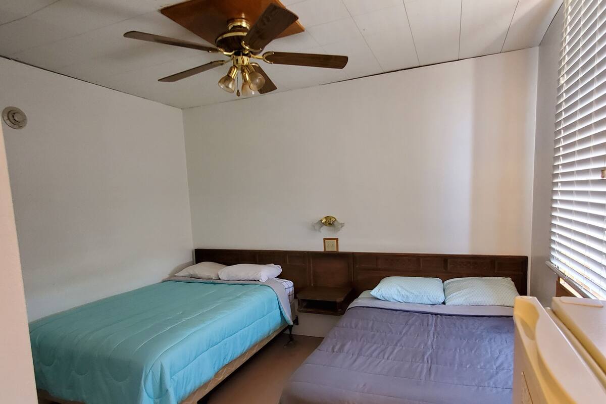 Quarto triplo econômico, várias camas | Individualmente decorados, individualmente mobiliados, escrivaninha