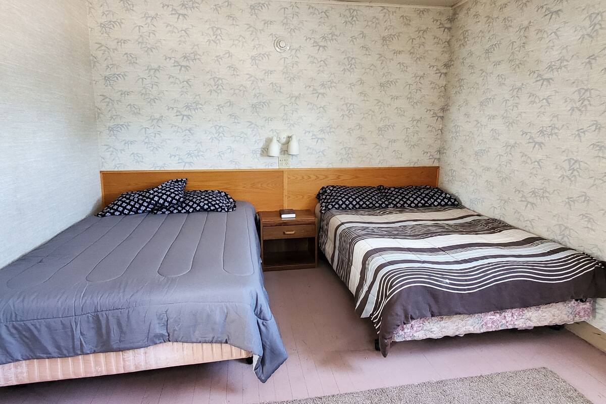 Quarto quádruplo econômico | Individualmente decorados, individualmente mobiliados, escrivaninha