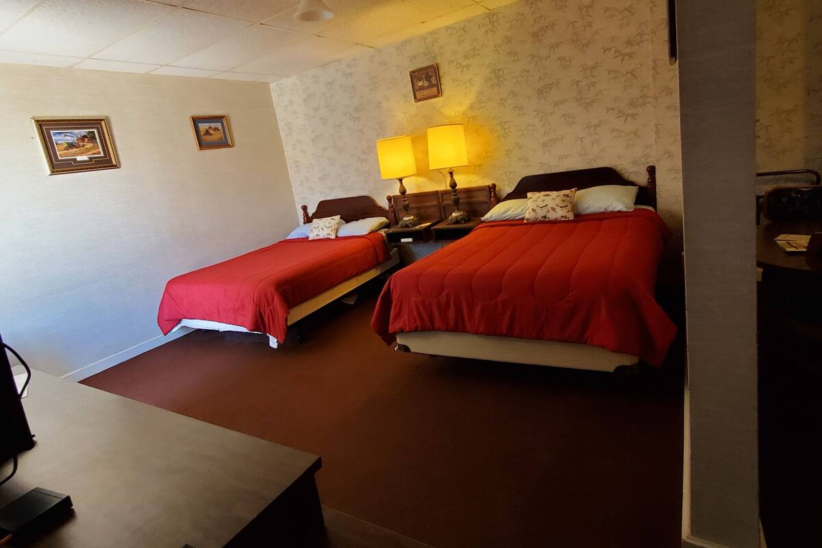 Quarto casal econômico, 2 camas de casal | Individualmente decorados, individualmente mobiliados, escrivaninha