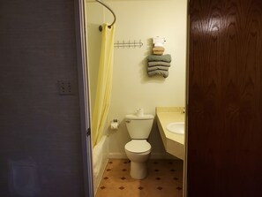 Quarto casal econômico, 2 camas de casal | Banheiro | Produtos de toalete grátis, toalhas de banho, sabonete, shampoo