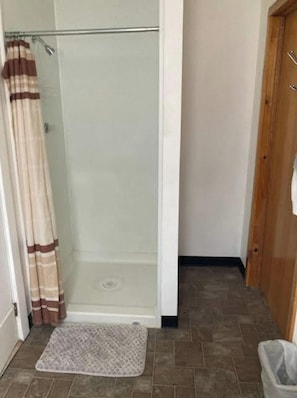 Deluxe Room, 2 Double Beds, Non Smoking | Bathroom | Free toiletries, towels - OYO Historic Heritage Motel Kansas (Dighton)