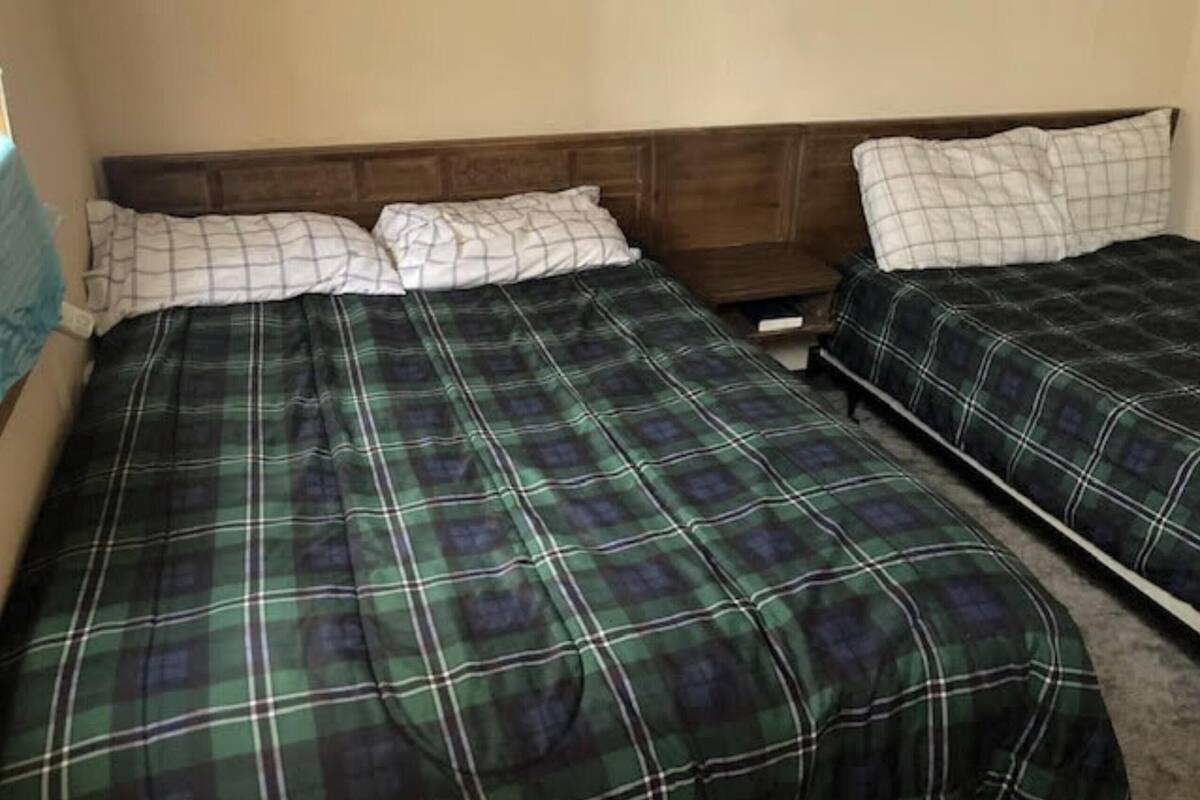 Quarto luxo, 2 camas de casal, para não fumantes | Escrivaninha, Wi-Fi de cortesia, roupa de cama