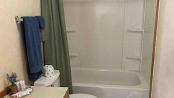 Habitación, 2 camas matrimoniales, para no fumadores | Baño | Amenidades de baño gratuitas y toallas