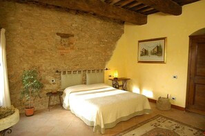 1 bilik tidur, bar mini, peti besi dalam bilik, kalis bunyi 