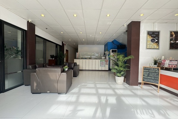 Lobby lounge