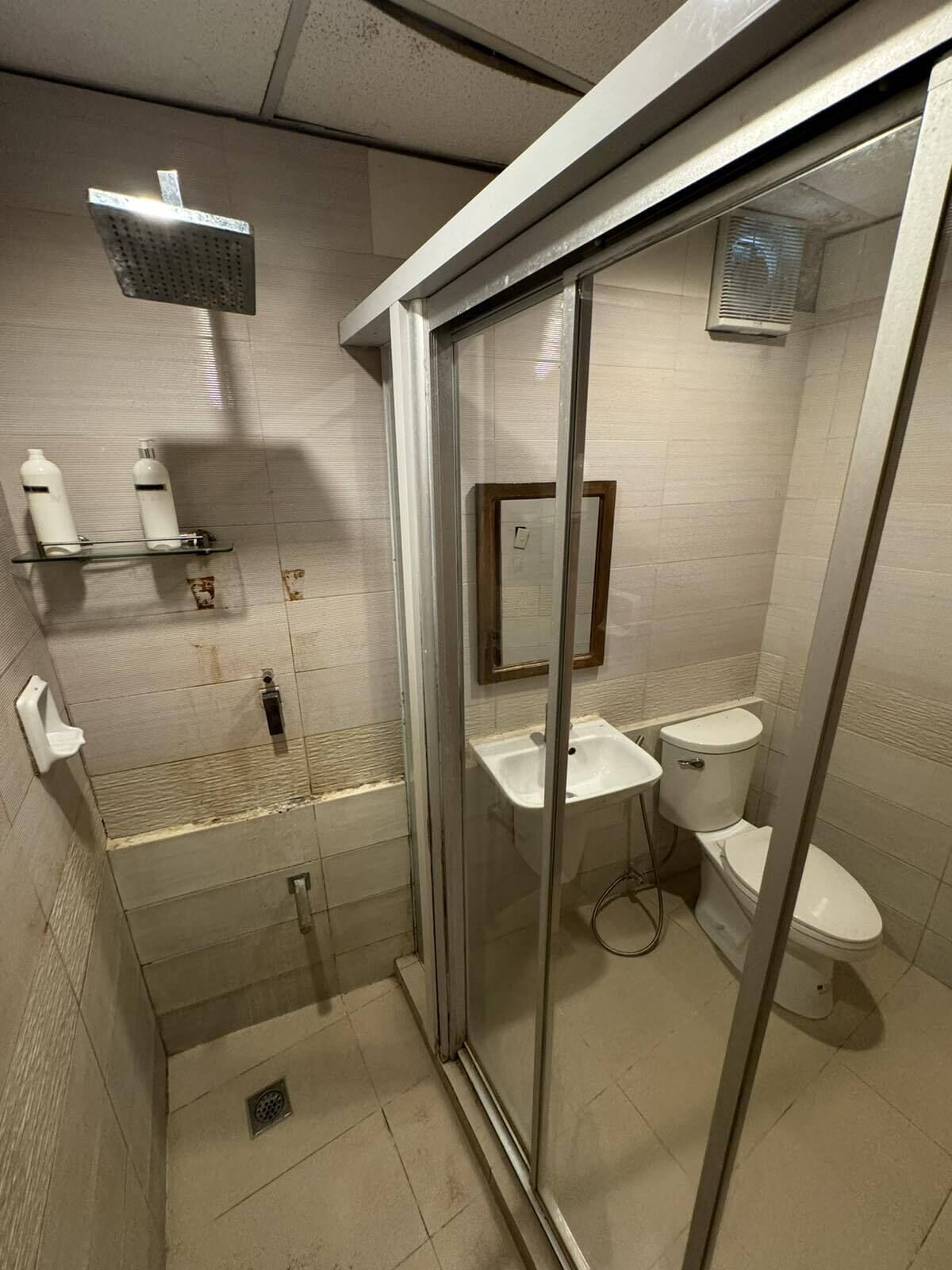 quadruple room | bathroom | shower, free toiletries, bidet, towels