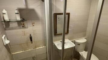 四人房 | 浴室 | 淋浴設備、免費盥洗用品、坐浴桶、毛巾