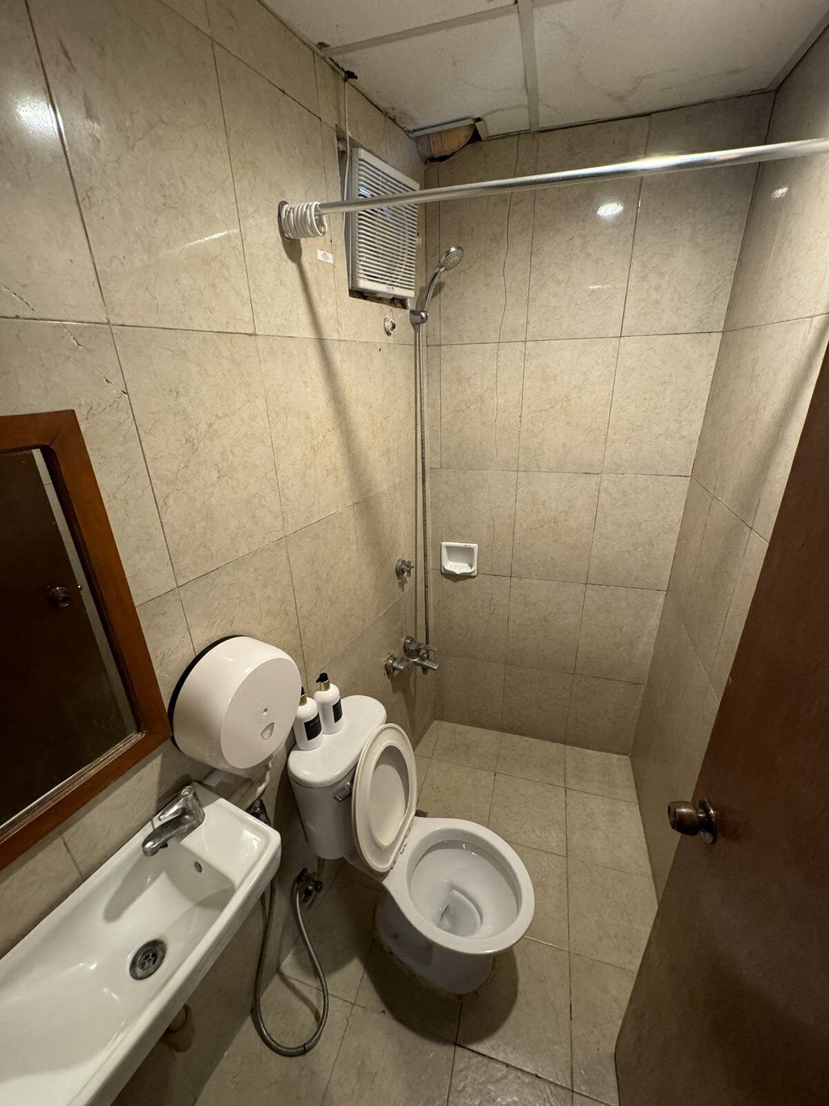 triple room, 3 single beds | bathroom | shower, free toiletries, bidet, towels
