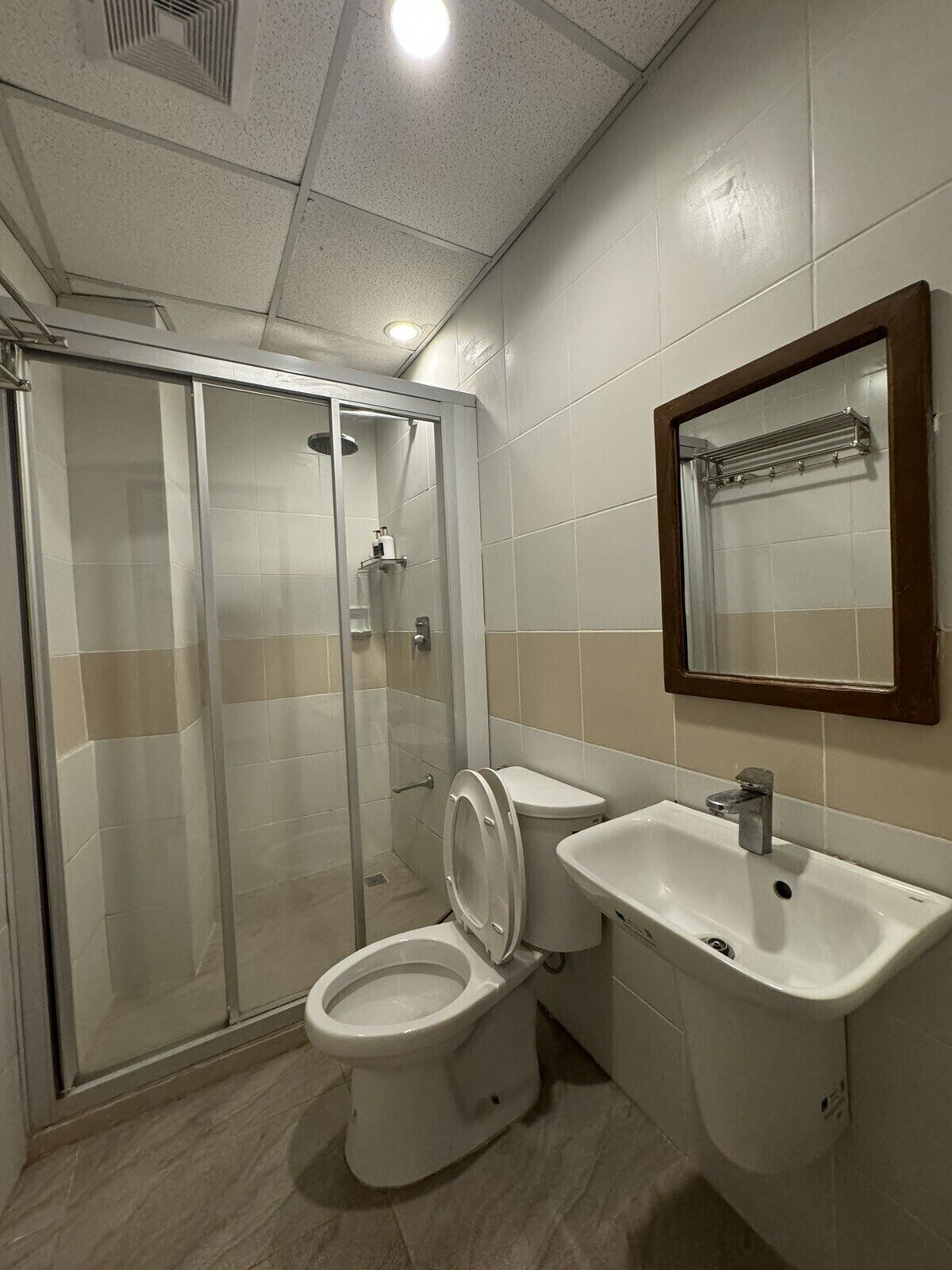 twin room | bathroom | shower, free toiletries, bidet, towels