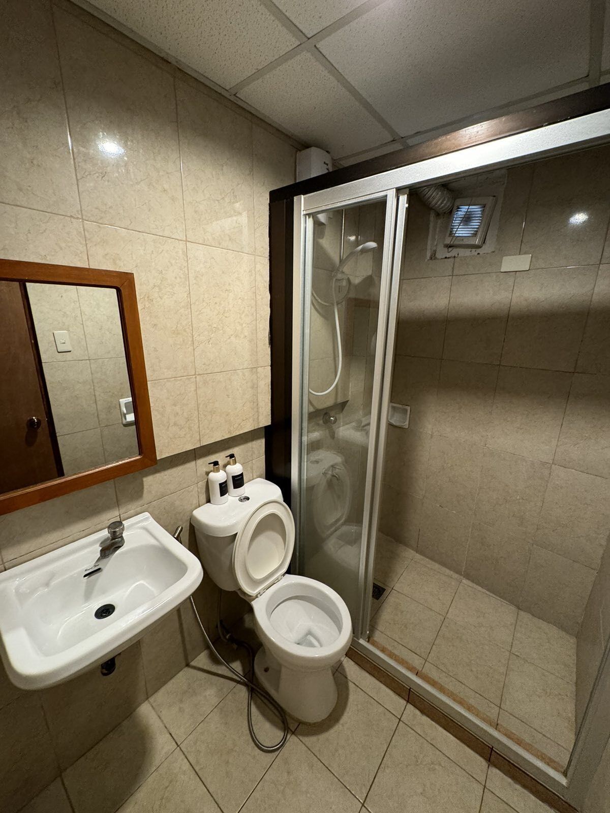 standard double room | bathroom | shower, free toiletries, bidet, towels