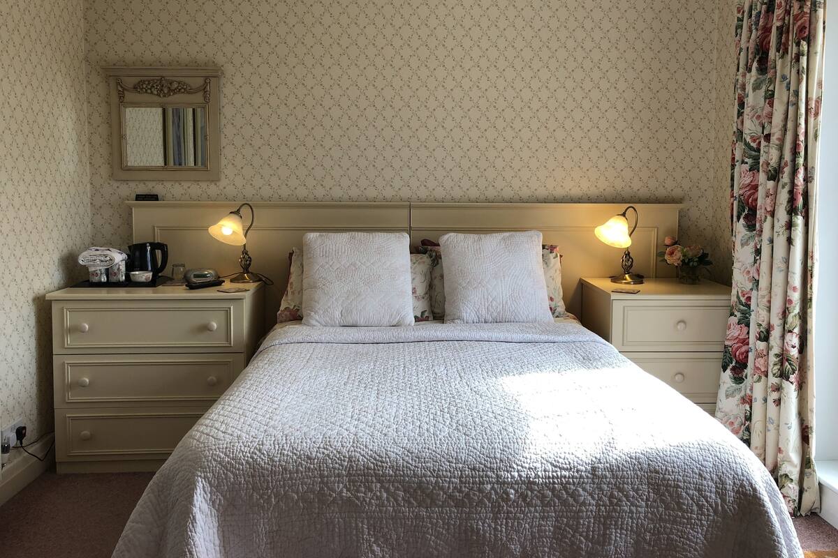 Double Room (Room 5) | Iron/ironing board (on request), WiFi (free), bed sheets