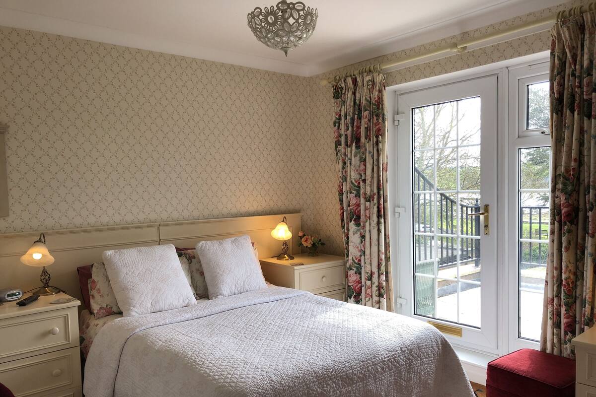 Double Room, Balcony, River View (Room 3) | Iron/ironing board (on request), WiFi (free), bed sheets