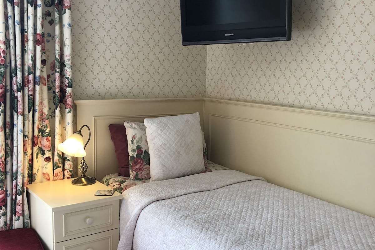 Habitación familiar, vista al río (Room 4) | Tabla de planchar con plancha, wifi gratis y ropa de cama