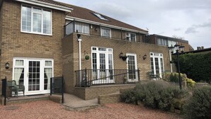 Property entrance - Westlea Guest House (Alnwick)