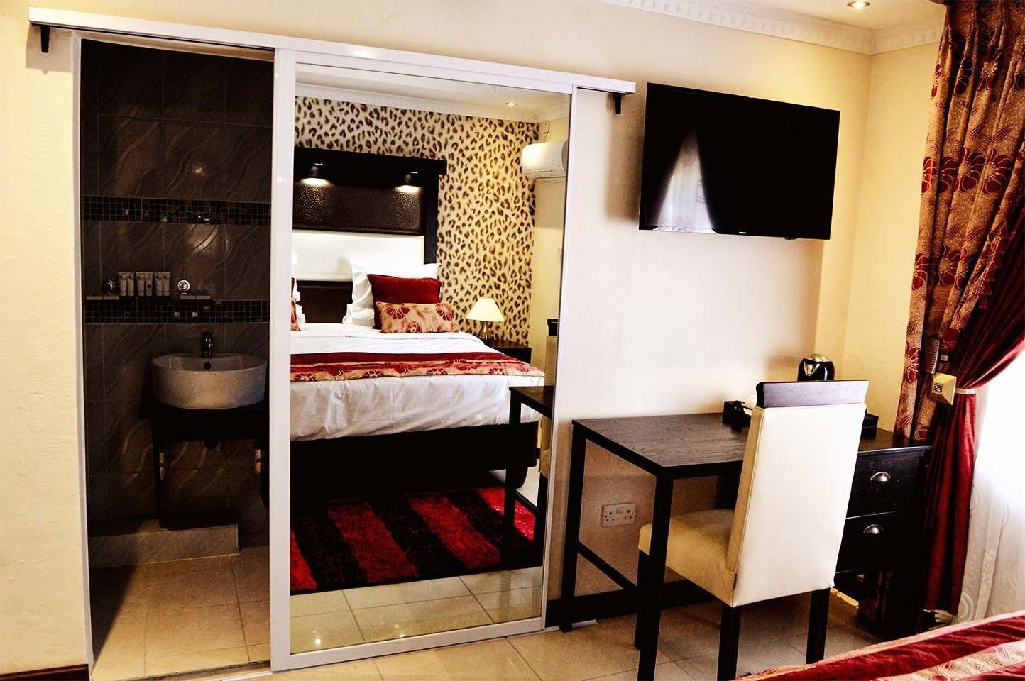 Standard Room | Living area | 48-inch flat-screen TV with satellite channels, TV