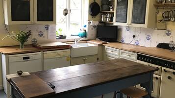 Comfort House, 6 Bedrooms, Garden View | Private kitchen | Full-sized fridge, microwave, oven, stovetop