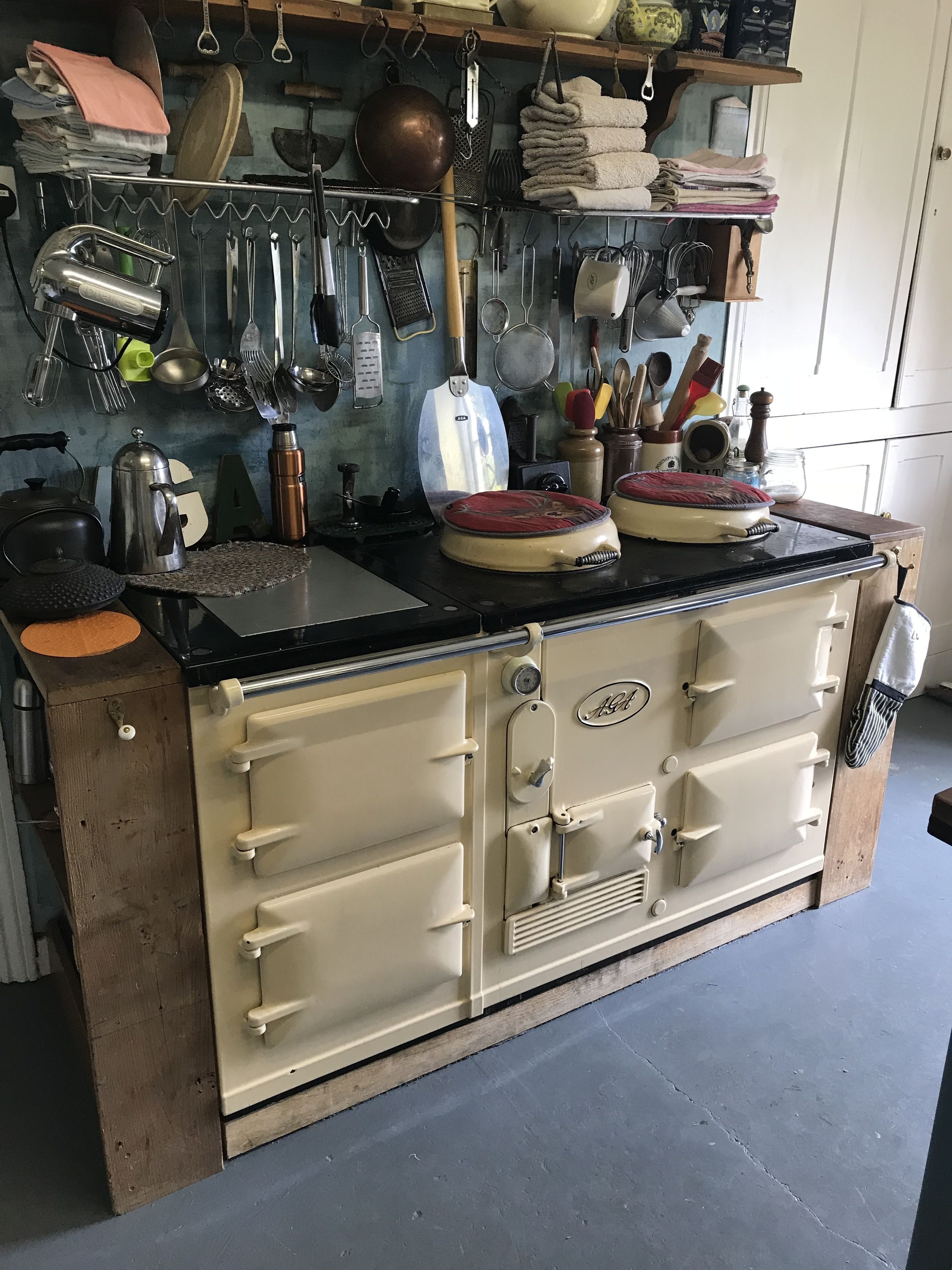 Comfort House, 6 Bedrooms, Garden View | Private kitchen | Full-sized fridge, microwave, oven, stovetop