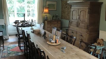 Comfort House, 6 Bedrooms, Garden View | In-room dining