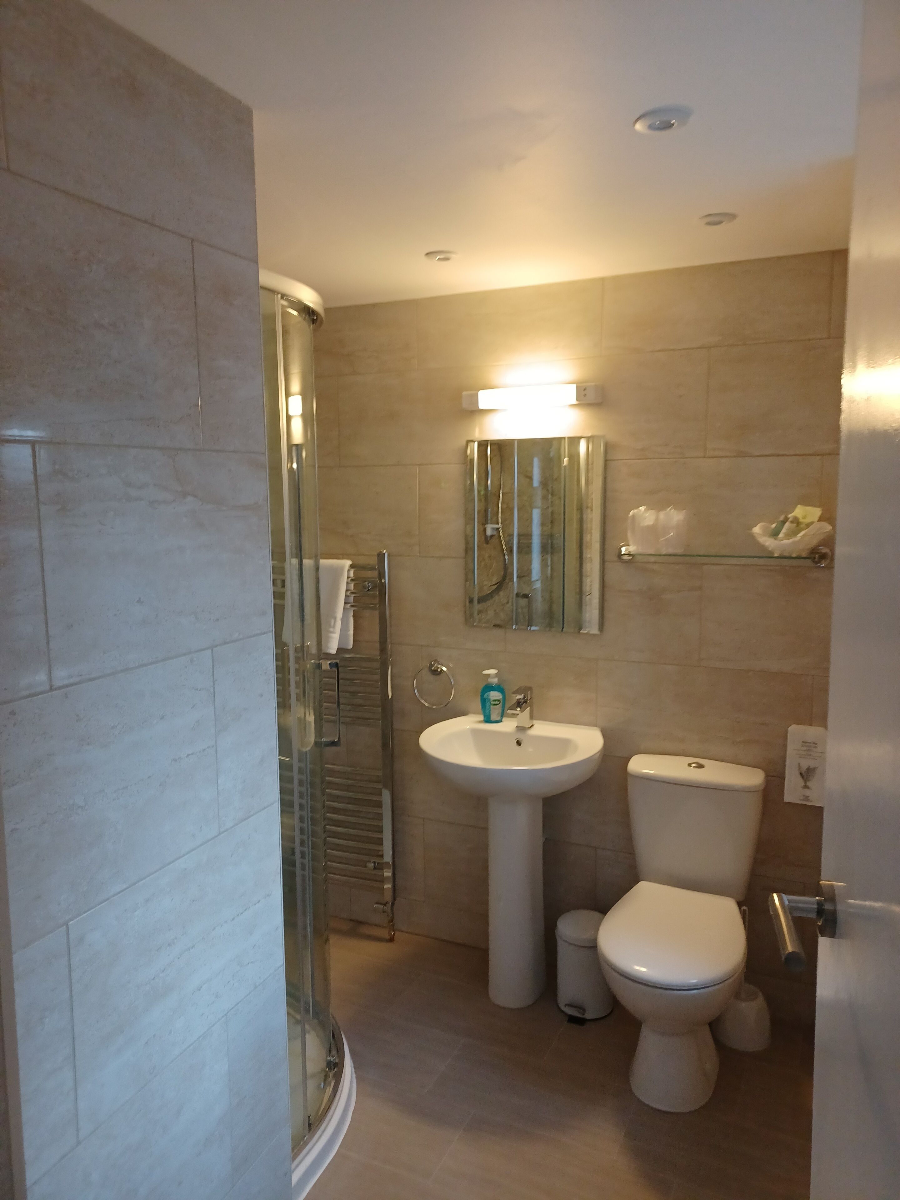 Quarto casal | Banheiro | Produtos de toalete grátis, secador de cabelo, roupões de banho 