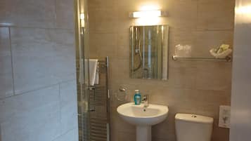 Quarto casal | Banheiro | Produtos de toalete grátis, secador de cabelo, roupões de banho