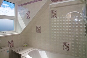 Superior Double Room | Bathroom | Free toiletries, hair dryer, bathrobes, slippers - Palm Court (Weymouth)