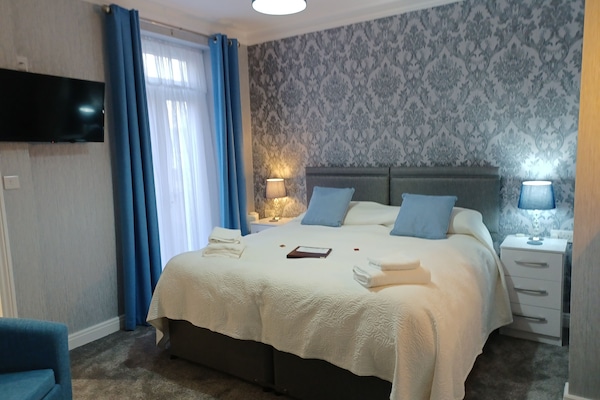 King Room | Free WiFi, bed sheets