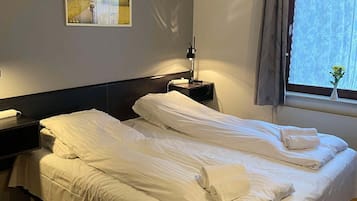 Iron/ironing board, bed sheets