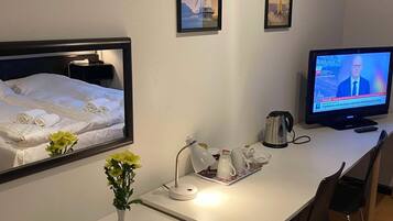 Habitación triple, varias camas | Tabla de planchar con plancha y ropa de cama