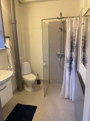 Kamar Double | Kamar mandi | Shower dan handuk