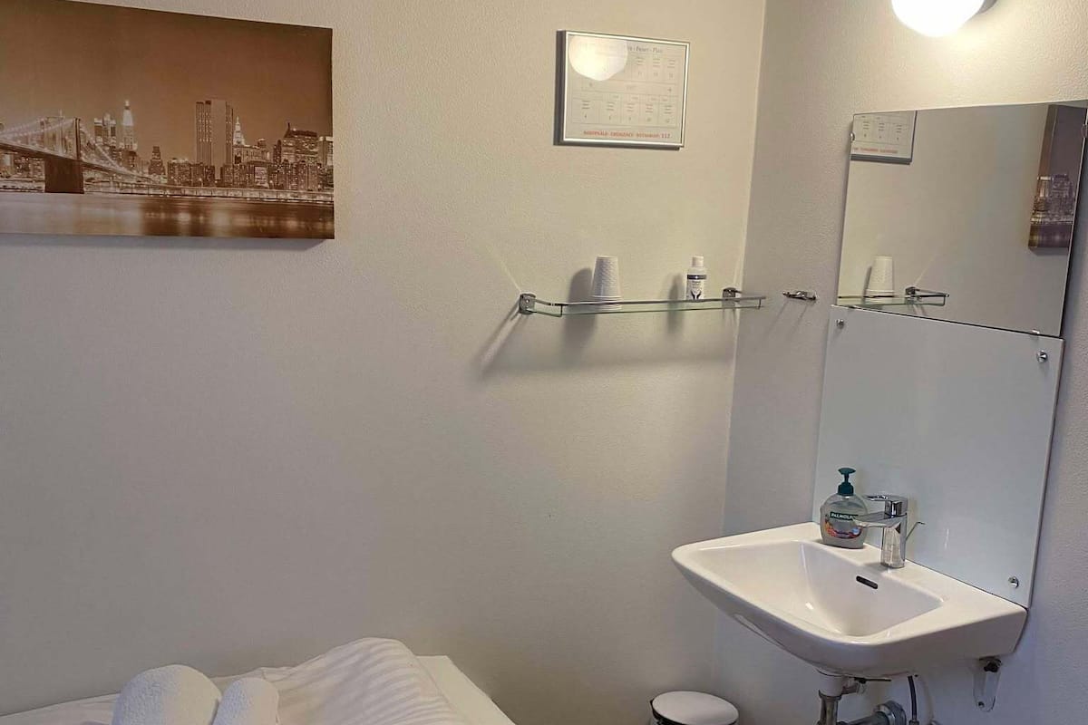 Habitación individual, baño compartido | Tabla de planchar con plancha y ropa de cama