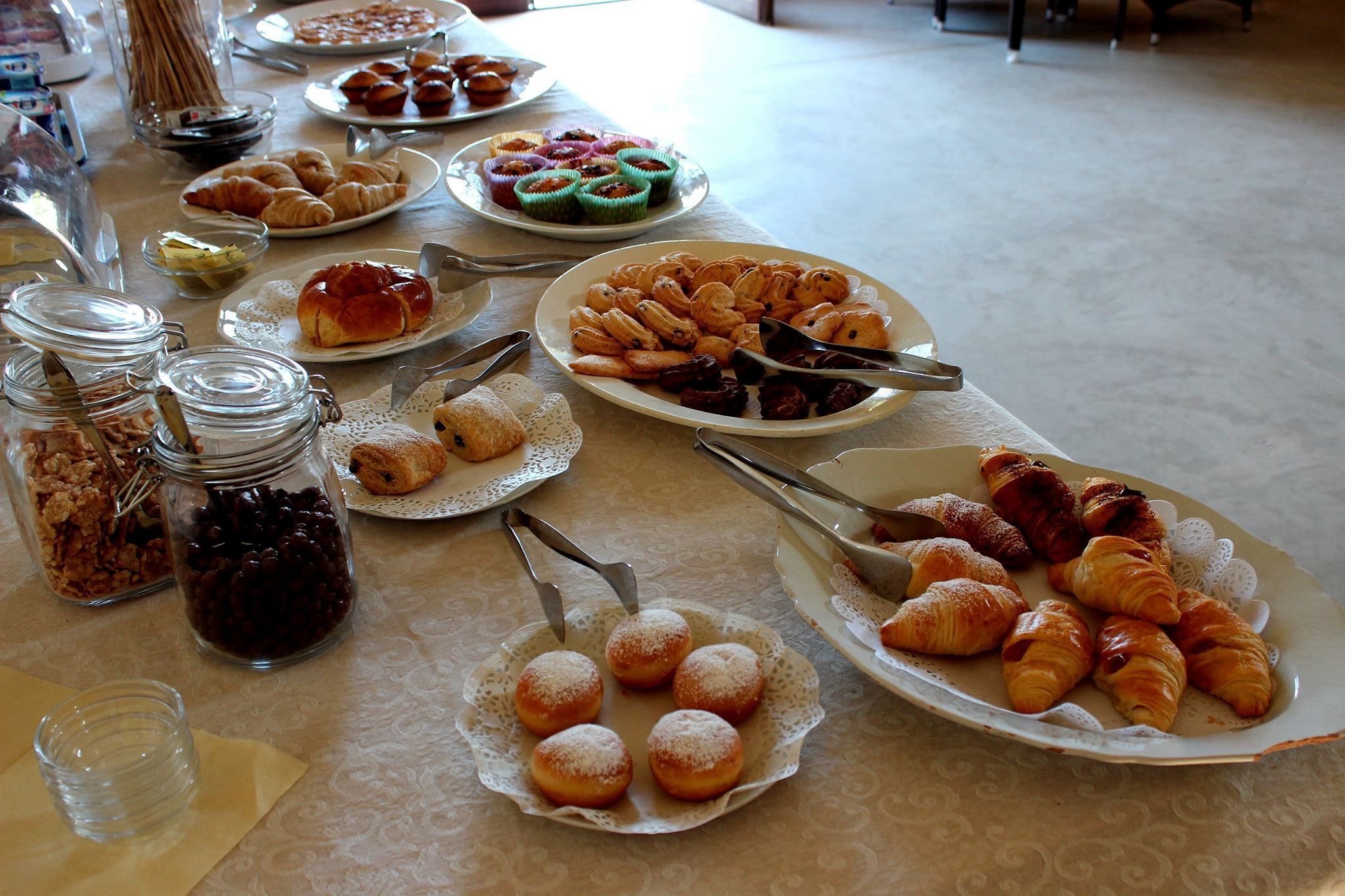 Ein Buffet mit verschiedenen Gebäcken und Desserts.