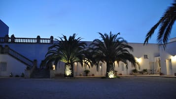 Fassade der Unterkunft – Abend/Nacht