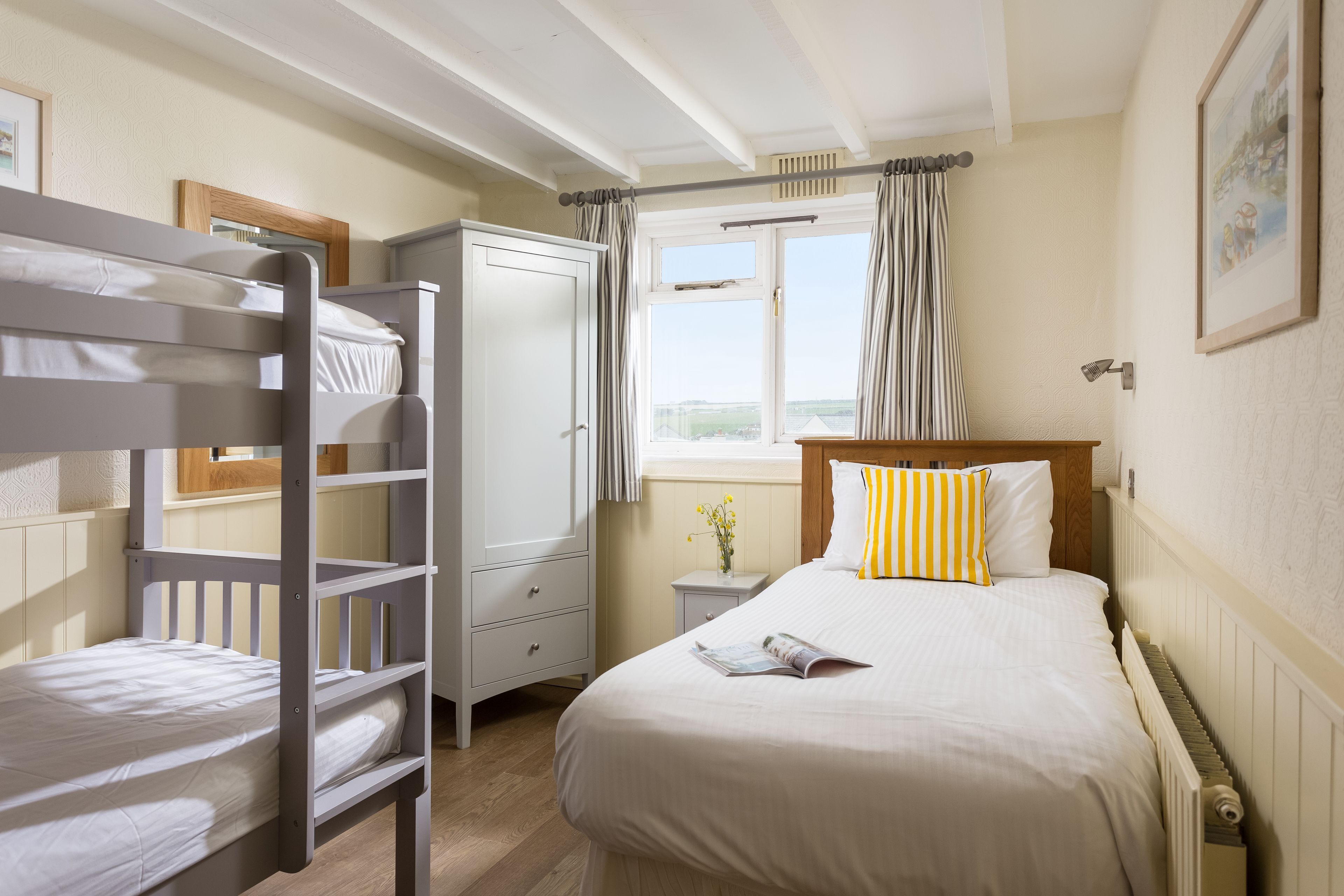 1 Schlafzimmer, hochwertige Bettwaren, Schreibtisch, kostenloses WLAN