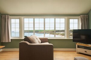 Apartamento (Sleeps 6) | Zona de estar | Una televisión de pantalla plana