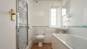 Apartment (Sleeps 6) | Bathroom | Shower, free toiletries, towels