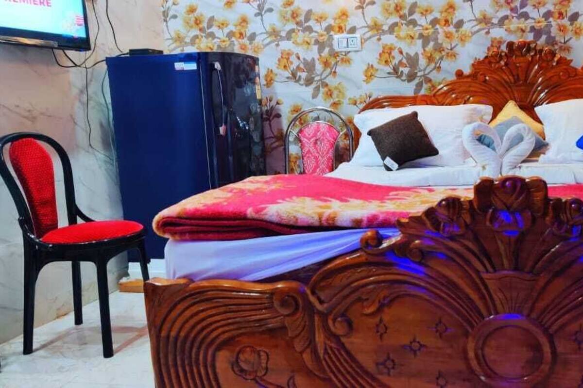 Deluxe King Suite A/C | Premium bedding, minibar, in-room safe, desk