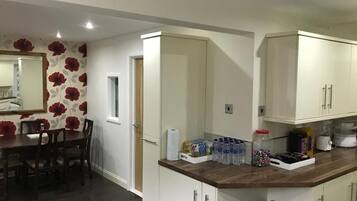 Full-sized fridge, microwave, oven, stovetop