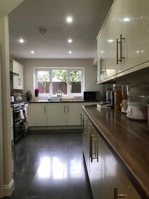 Full-size fridge, microwave, oven, stovetop - Sage House (Northampton)
